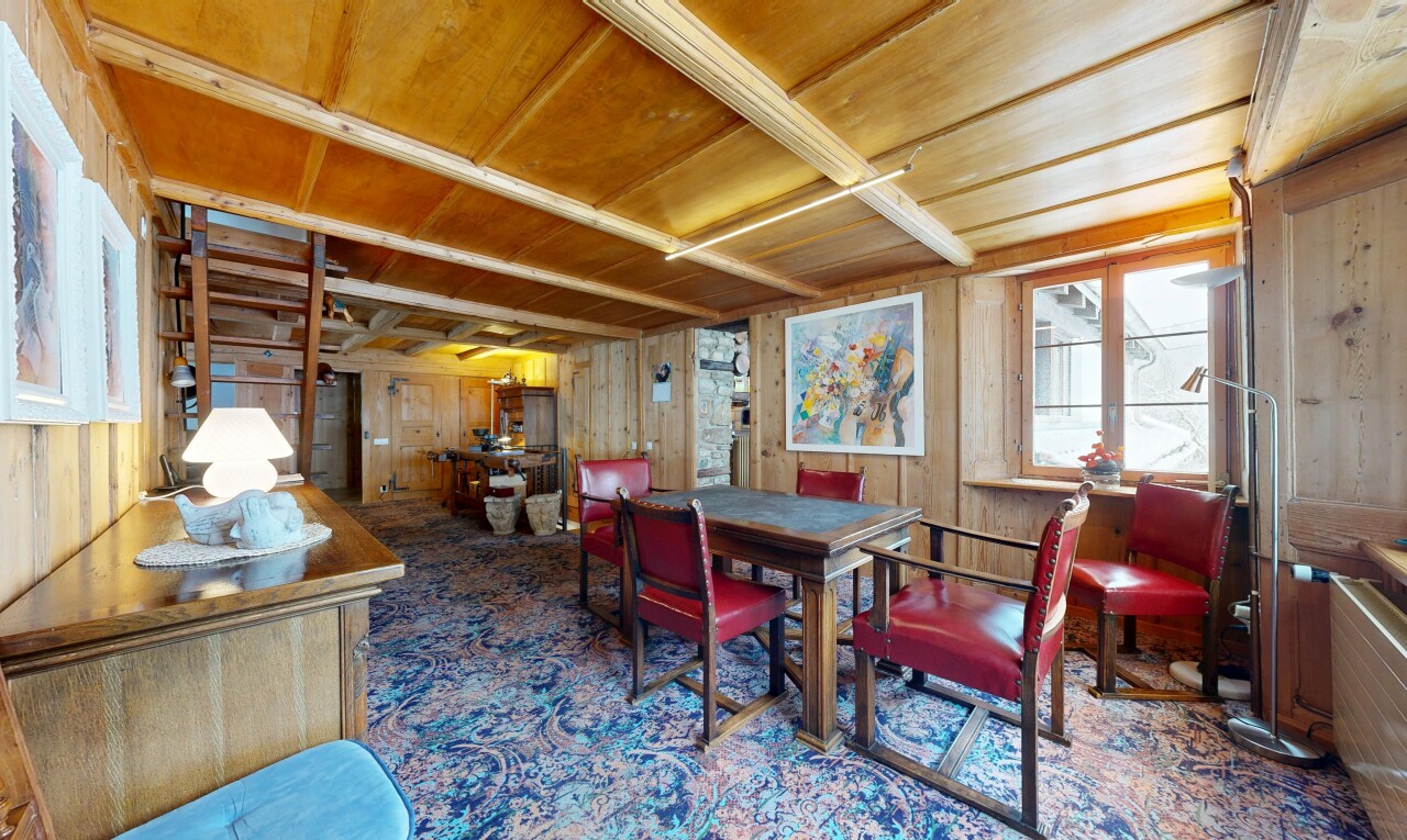 salle à manger avec mur en bois, wood wall, inside property, lumière naturelle, et natural light
