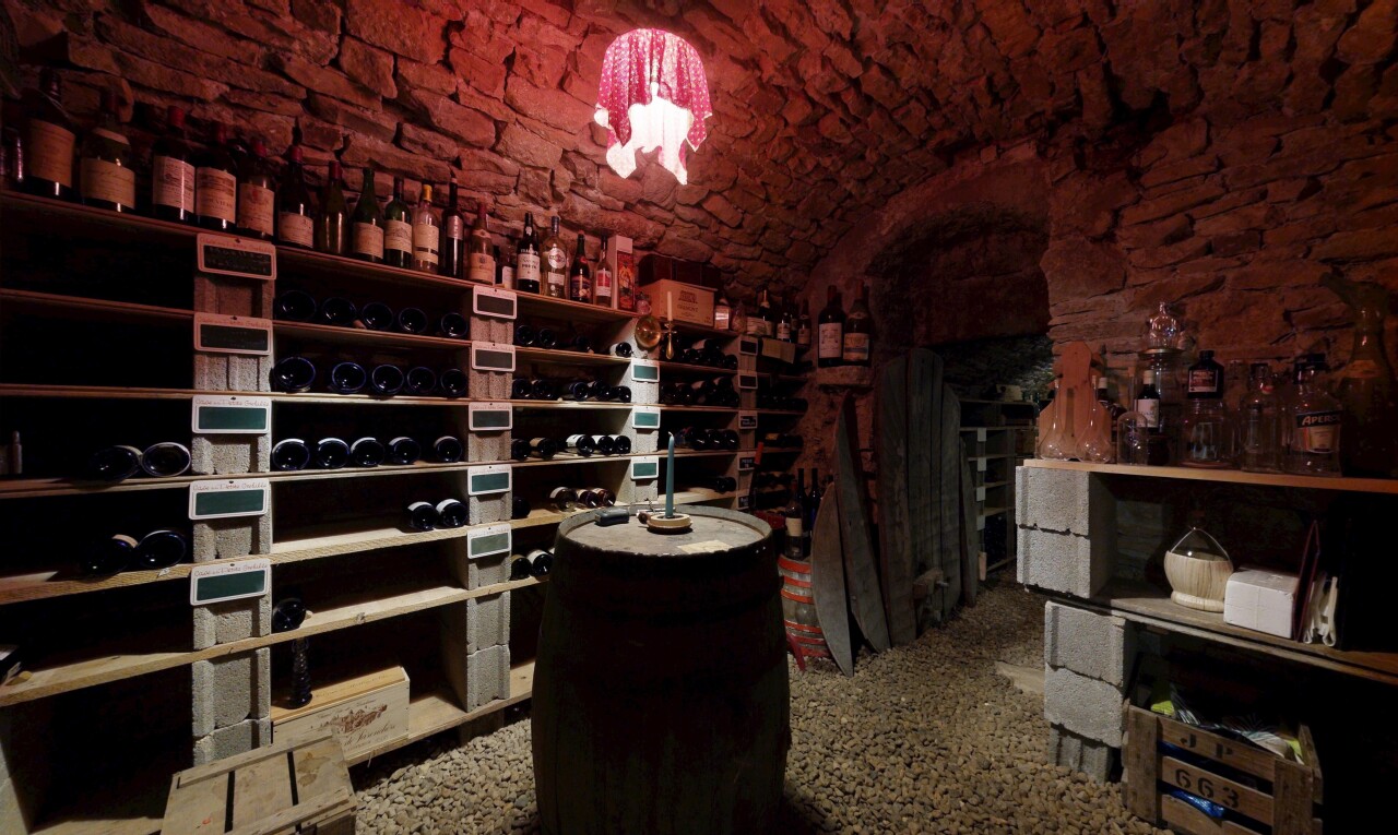cave avec mur en pierre, stone wall, plafond voûté, et vaulted ceiling