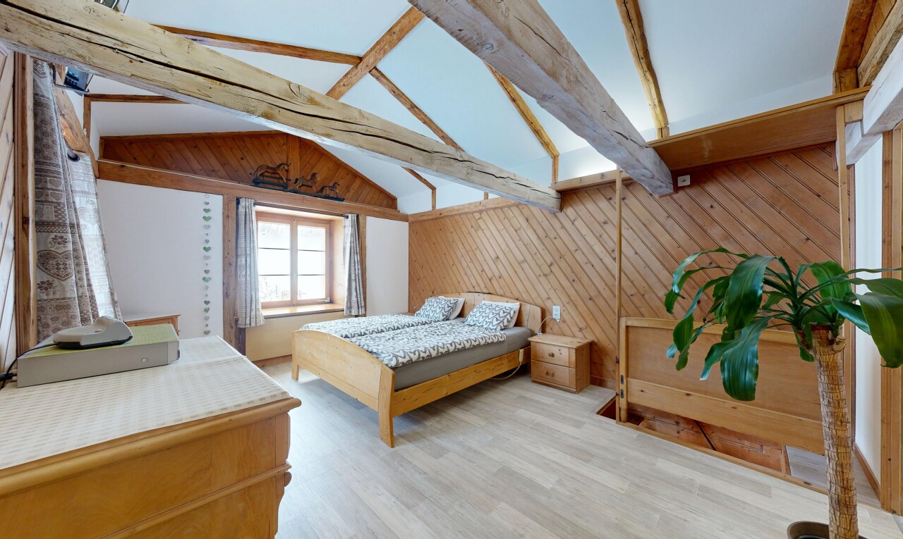 chambre avec inside property, sol en finition bois, wood finish floor, mur en bois, et wood wall