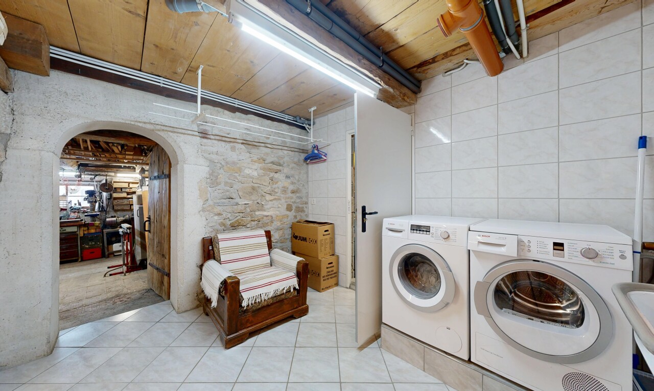 buanderie avec passages en arc, buanderie, light floor, lave-linge et sèche-linge séparés, et wood ceiling
