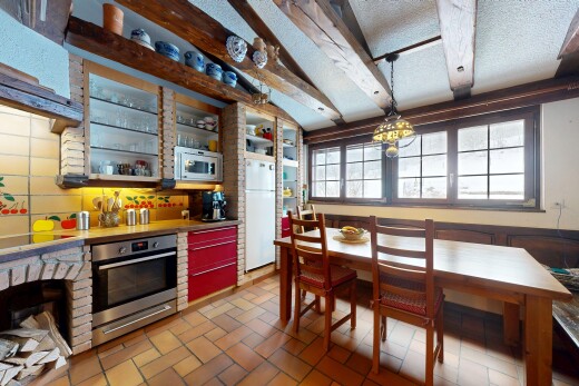 küche mit ofen, natürliches licht, natural light, kühlschrank, und ziegelfußboden