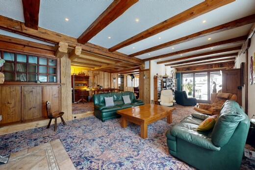 wohnzimmer mit inside property, balkendecke, beamed ceiling, einbauleuchten, und recessed lighting