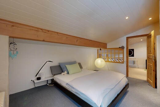 zimmer / schlafzimmer mit recessed lighting, einbauleuchten, vaulted ceiling, dachschräge, und carpet