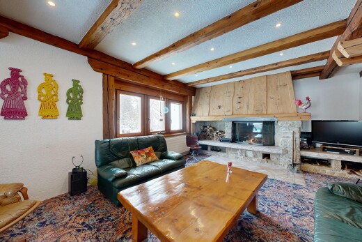 wohnzimmer mit fernseher, natürliches licht, natural light, inside property, und kamin