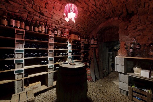 keller mit steinwand, stone wall, dachschräge, und vaulted ceiling