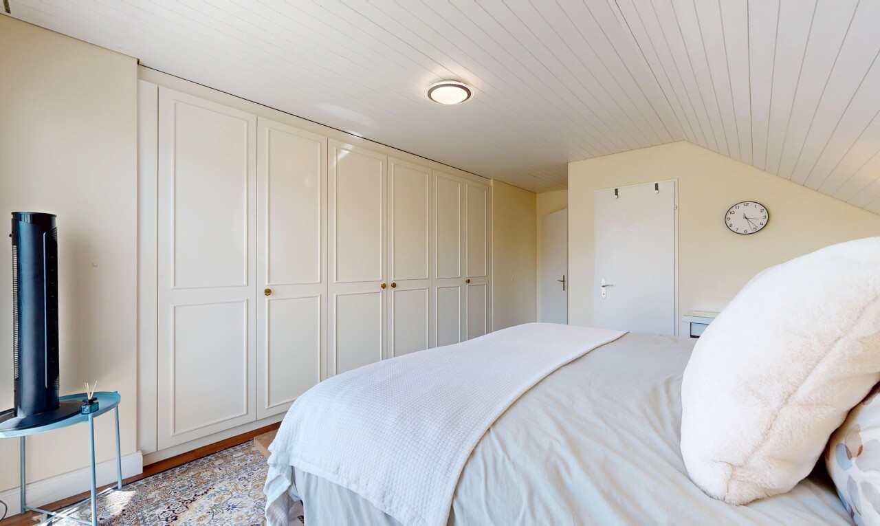 room / bedroom with a vaulted wooden ceiling and a closet