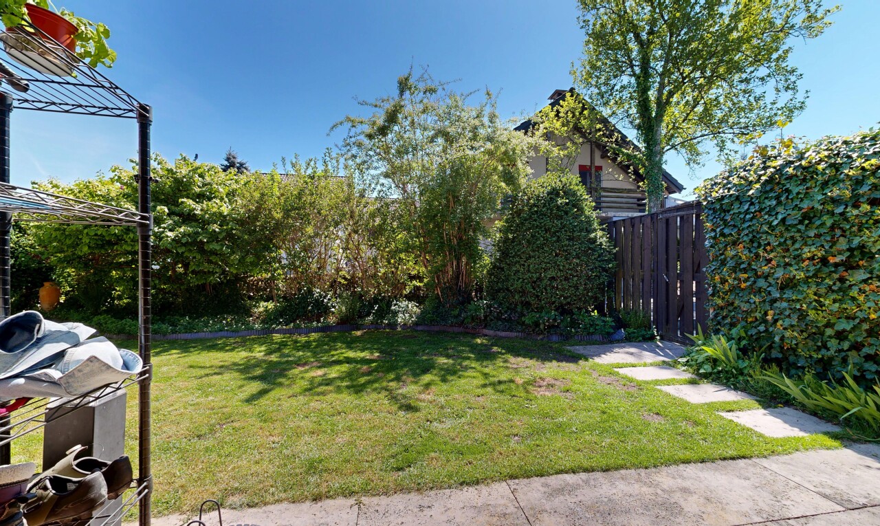 garden with area for grilling
