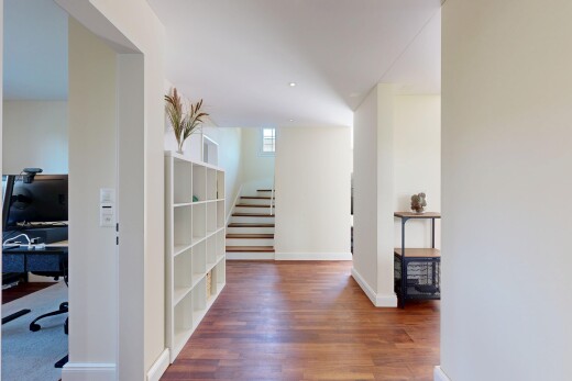 halle / korridor mit treppen, drywall, gipskartonwand, wood finish floor, und holzfußboden