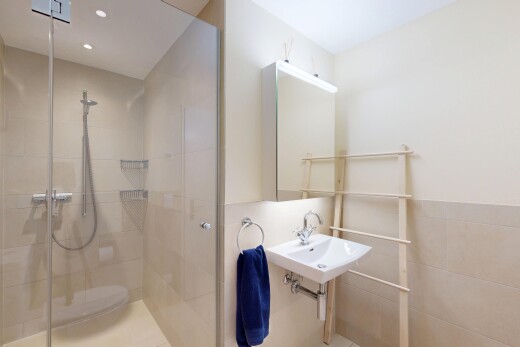 bad mit spiegel, dusche, komplettes badezimmer, inside property, und waschbecken