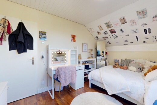 zimmer / schlafzimmer mit inside property, wood finish floor, holzfußboden, drywall, und gipskartonwand