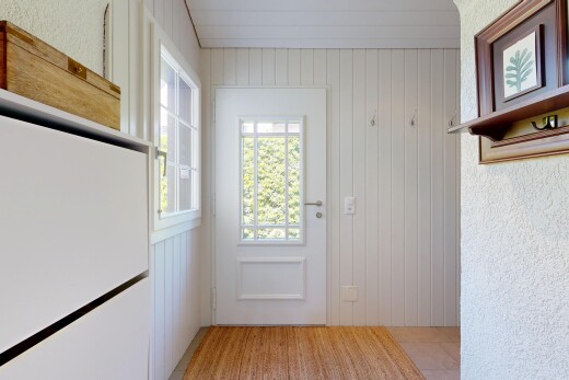 halle / korridor mit inside property, light floor, holzfußboden, wood finish floor, und holzwand