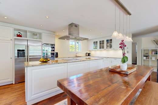 küche mit white cabinets, weiße schränke, kitchen island, kücheninsel, und kühlschrank