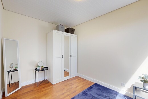 leerer raum mit wood finish floor, holzfußboden, drywall, gipskartonwand, und inside property