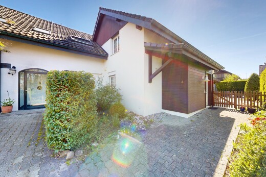 außenansicht mit property visible, day time, zaun, stuckverkleidung, und terrasse