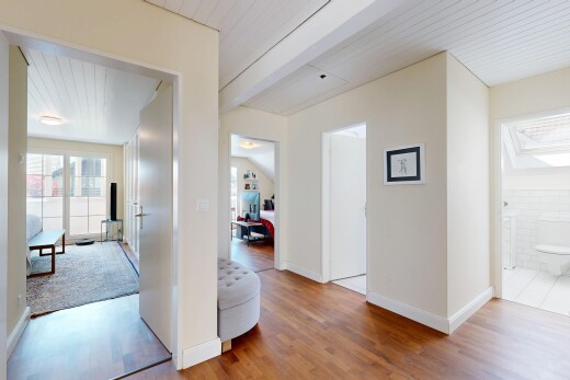 couloir avec natural light, lumière naturelle, inside property, wood finish floor, et sol en finition bois