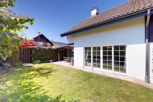 façade avec from property, pelouse, bardage en stuc, day time, et terrasse