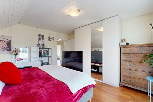 zimmer / schlafzimmer mit inside property, wood finish floor, holzfußboden, kleiderschrank, und fernseher
