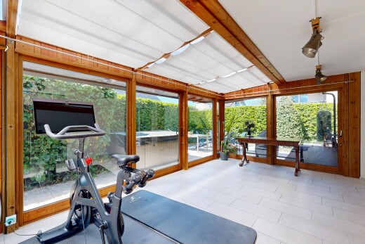 fitnessstudio mit natural light, natürliches licht, day time, beamed ceiling, und balkendecke