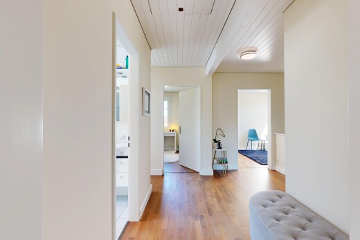 couloir avec drywall, cloison sèche, wood finish floor, sol en finition bois, et inside property