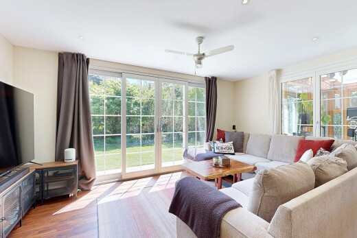 wohnzimmer mit drywall, gipskartonwand, deckenventilator, inside property, und fernseher