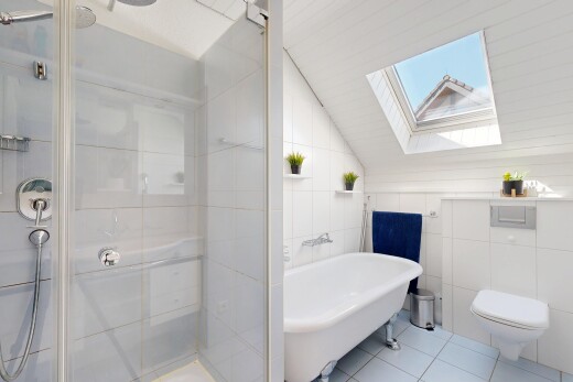 salle de bains avec puits de lumière, salle de bain complète, vaulted ceiling, plafond voûté, et tile wall