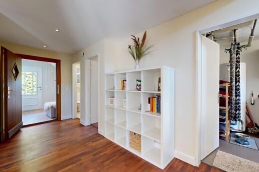 halle / korridor mit inside property, drywall, gipskartonwand, wood finish floor, und holzfußboden