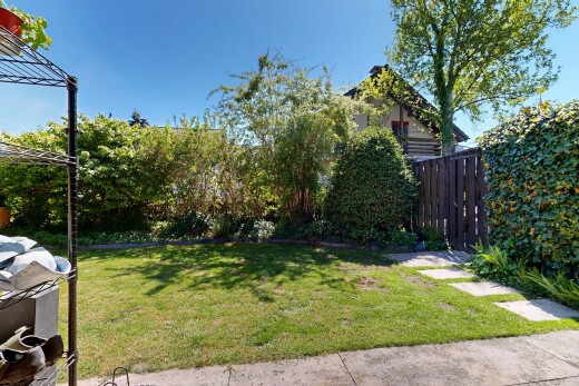 garten mit rasen, day time, zaun, und grill