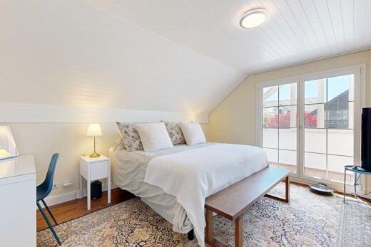 zimmer / schlafzimmer mit zusätzliches zimmer, vaulted ceiling, dachschräge, inside property, und natural light