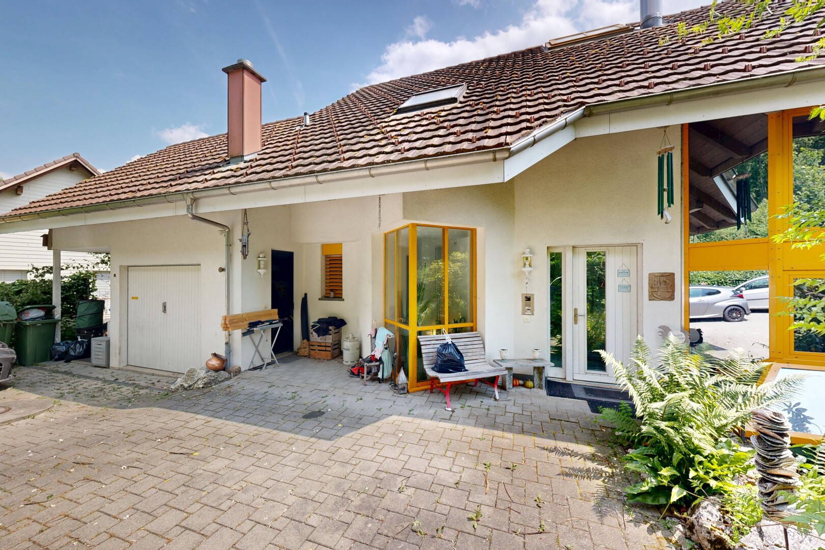 außenansicht mit schornstein, ziegeldach, stuckverkleidung, day time, und property visible