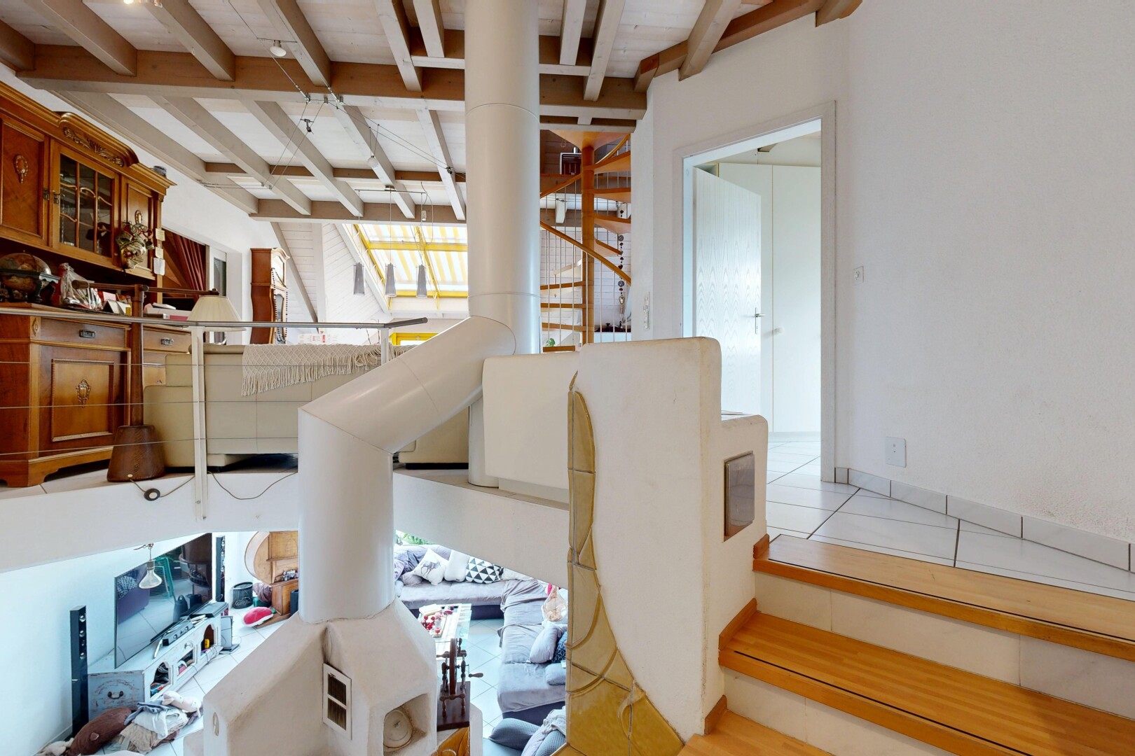 treppe mit beamed ceiling, balkendecke, inside property, drywall, und gipskartonwand