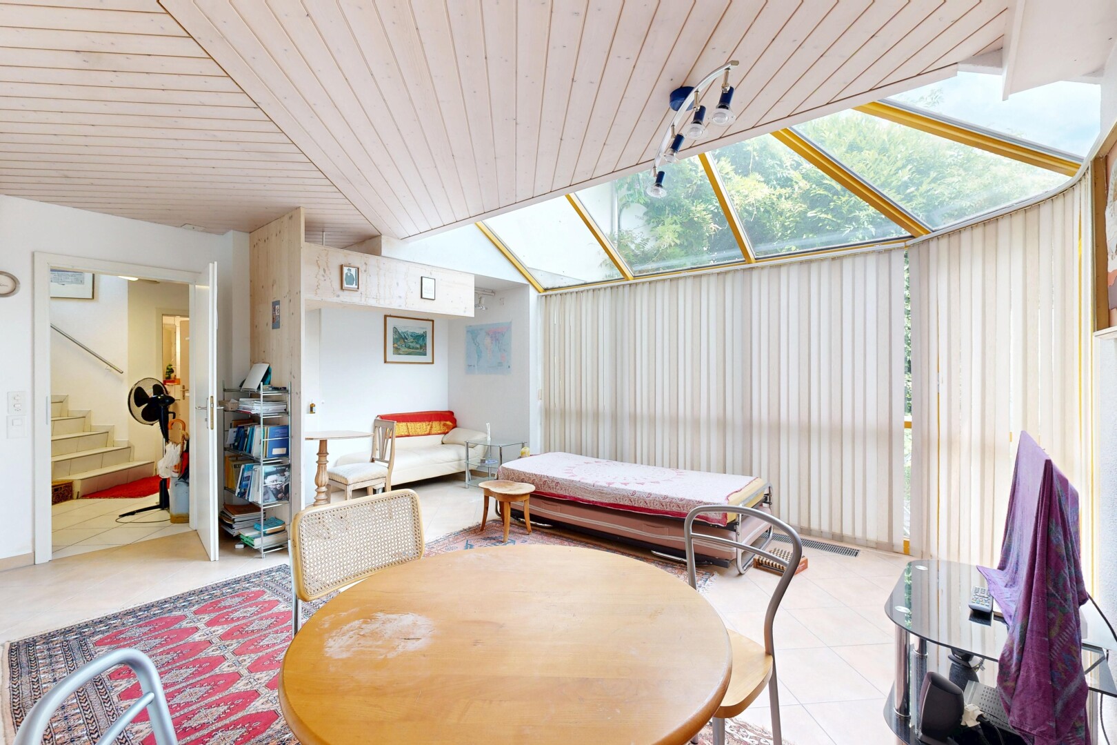 esszimmer mit treppen, natural light, natürliches licht, tile floor, und fliesenboden