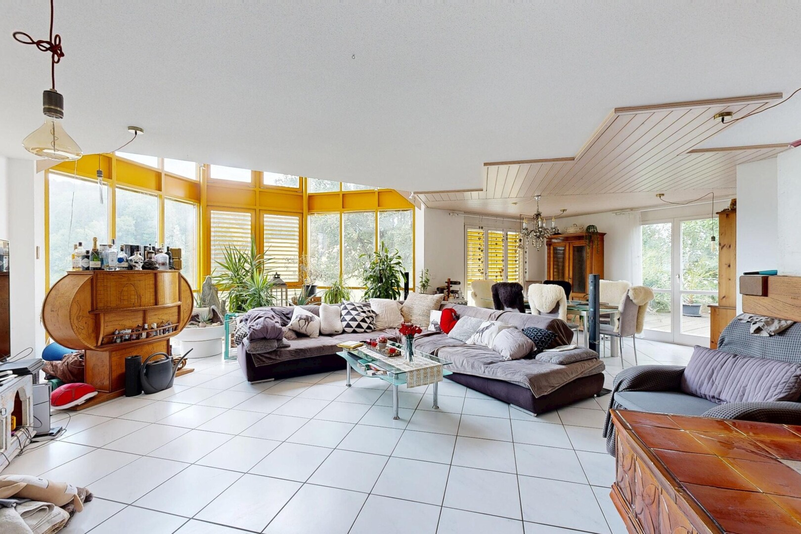 wohnzimmer mit inside property, natürliches licht, natural light, fliesenboden, und tile floor