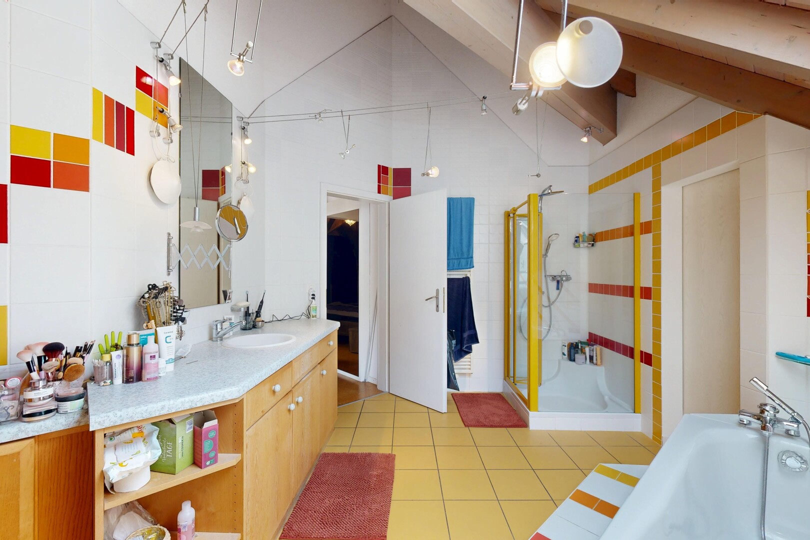 bad mit bad, dusche, vaulted ceiling, dachschräge, und waschbecken