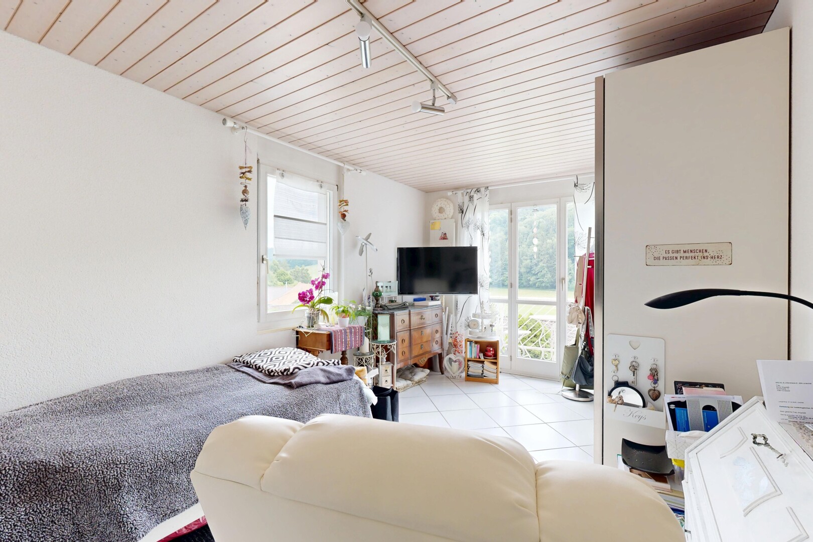 wohnzimmer mit fernseher, inside property, natürliches licht, natural light, und deckenbeleuchtung