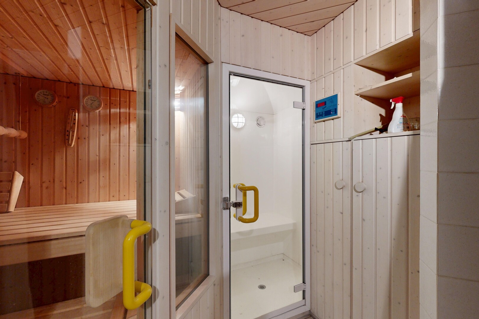 bad mit holzwand, wood wall, inside property, holzdecke, und wood ceiling