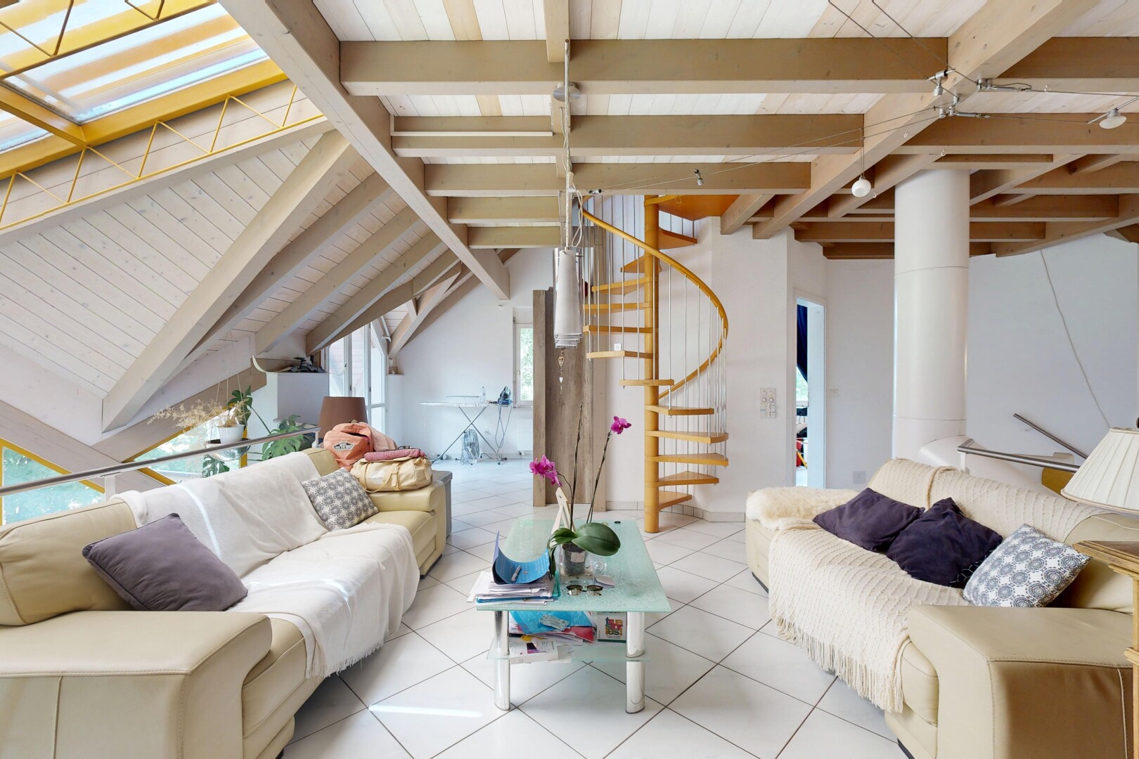wohnzimmer mit treppen, inside property, natürliches licht, natural light, und fliesenboden