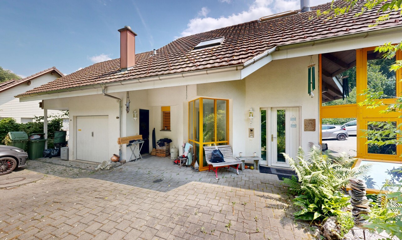 außenansicht mit schornstein, ziegeldach, stuckverkleidung, day time, und property visible
