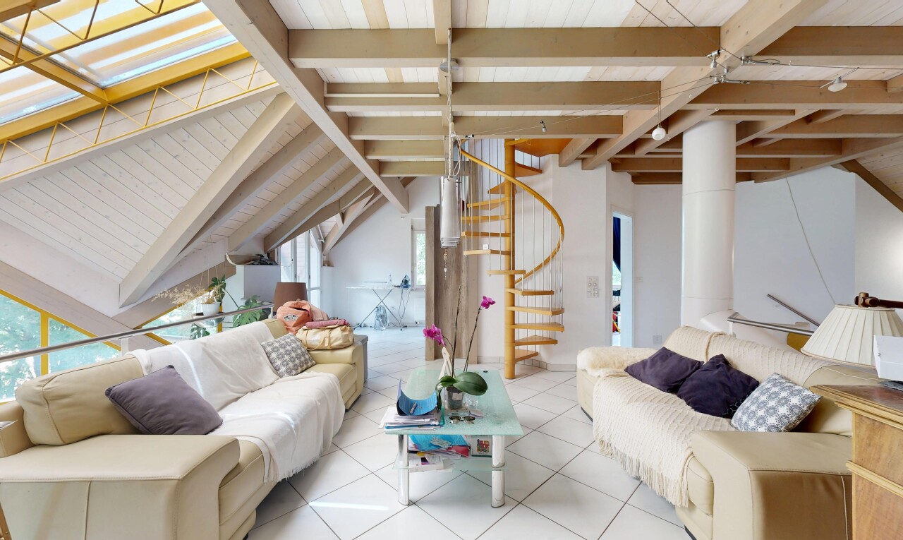 wohnzimmer mit treppen, inside property, natürliches licht, natural light, und fliesenboden