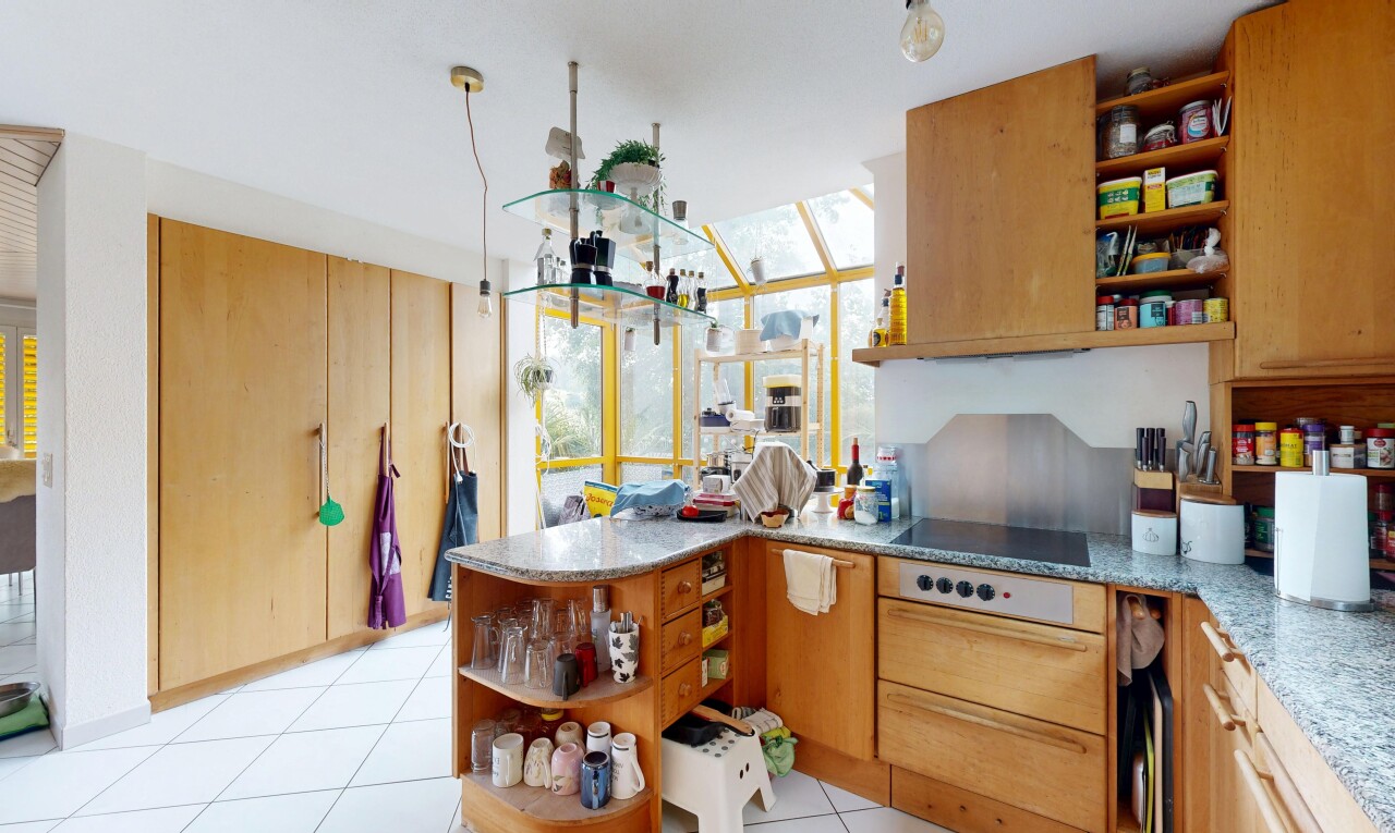 küche mit offene regale, inside property, tile floor, fliesenboden, und natural light