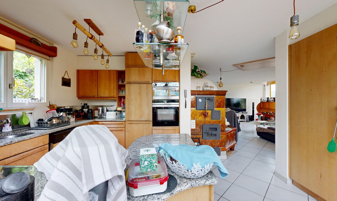 küche mit fernseher, inside property, natural light, natürliches licht, und tile floor