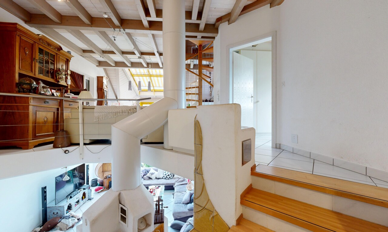 treppe mit beamed ceiling, balkendecke, inside property, drywall, und gipskartonwand