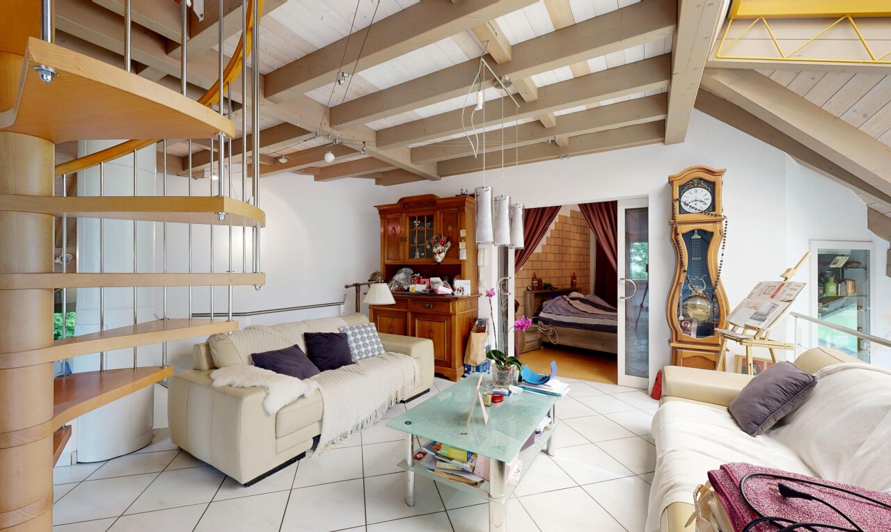 wohnzimmer mit beamed ceiling, balkendecke, inside property, drywall, und gipskartonwand