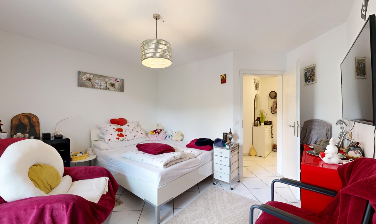 zimmer / schlafzimmer mit gipskartonwand, drywall, fliesenboden, tile floor, und inside property