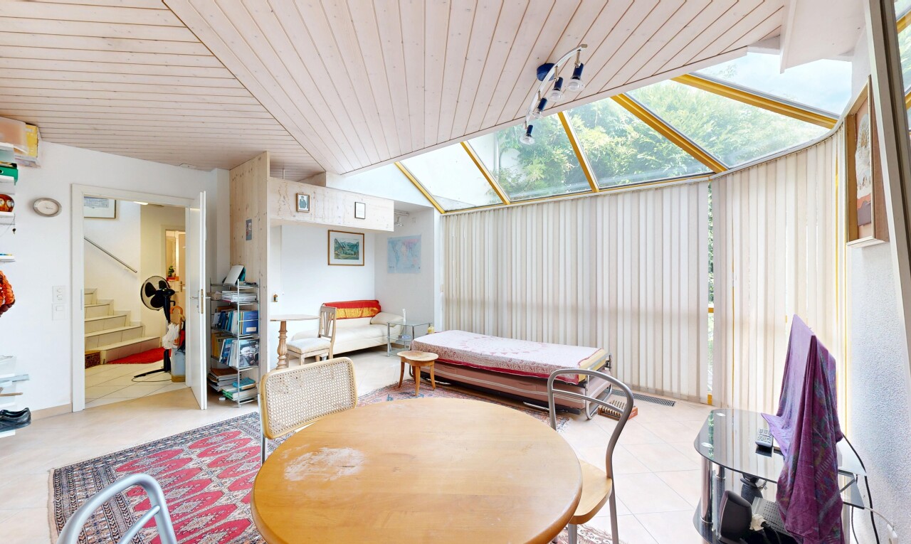 esszimmer mit treppen, natural light, natürliches licht, tile floor, und fliesenboden