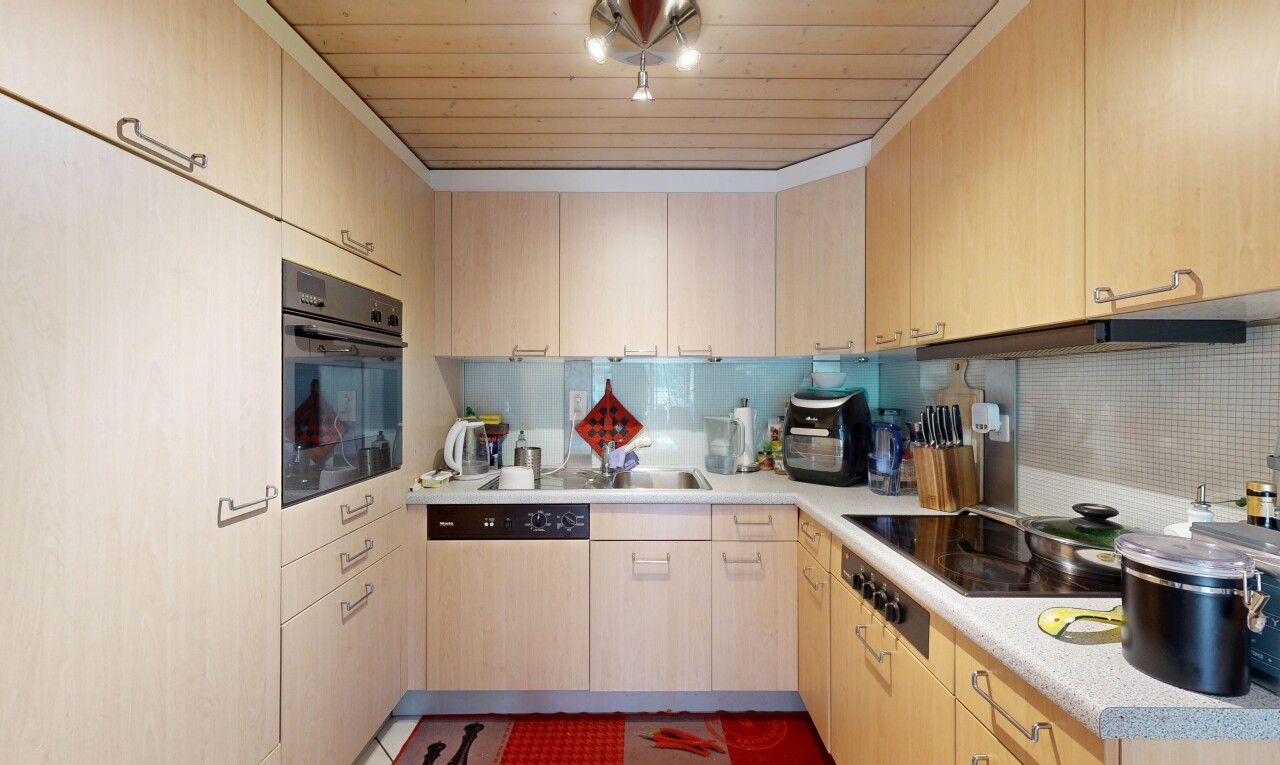 küche mit ofen, arbeitsplatten, wood ceiling, holzdecke, und küchenrückwand beim Herd