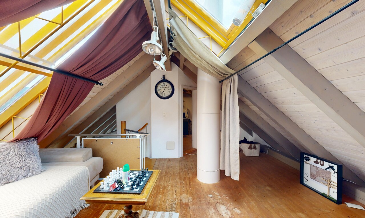 wohnzimmer mit vaulted ceiling, dachschräge, inside property, wood finish floor, und holzfußboden