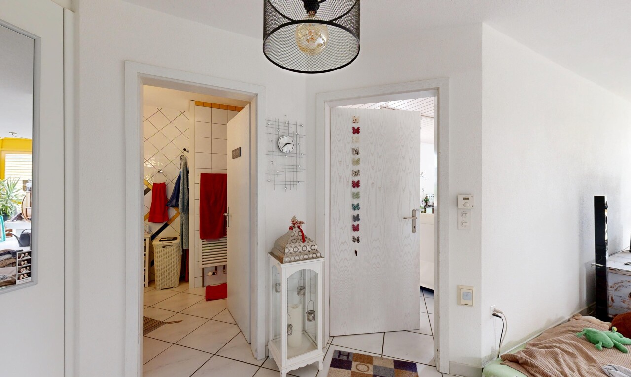 halle / korridor mit inside property, drywall, gipskartonwand, tile floor, und fliesenboden