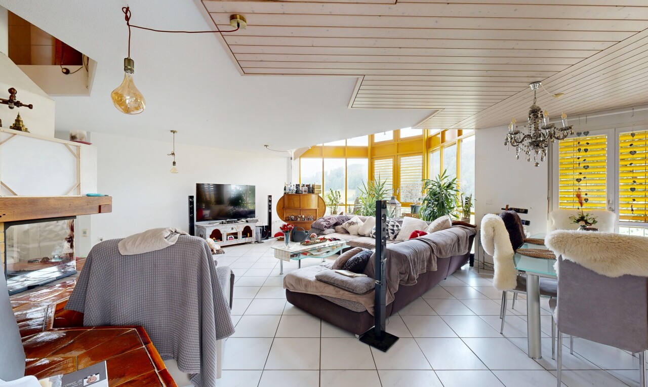 wohn- / esszimmer mit fernseher, natural light, natürliches licht, bemerkenswerter kronleuchter, und drywall