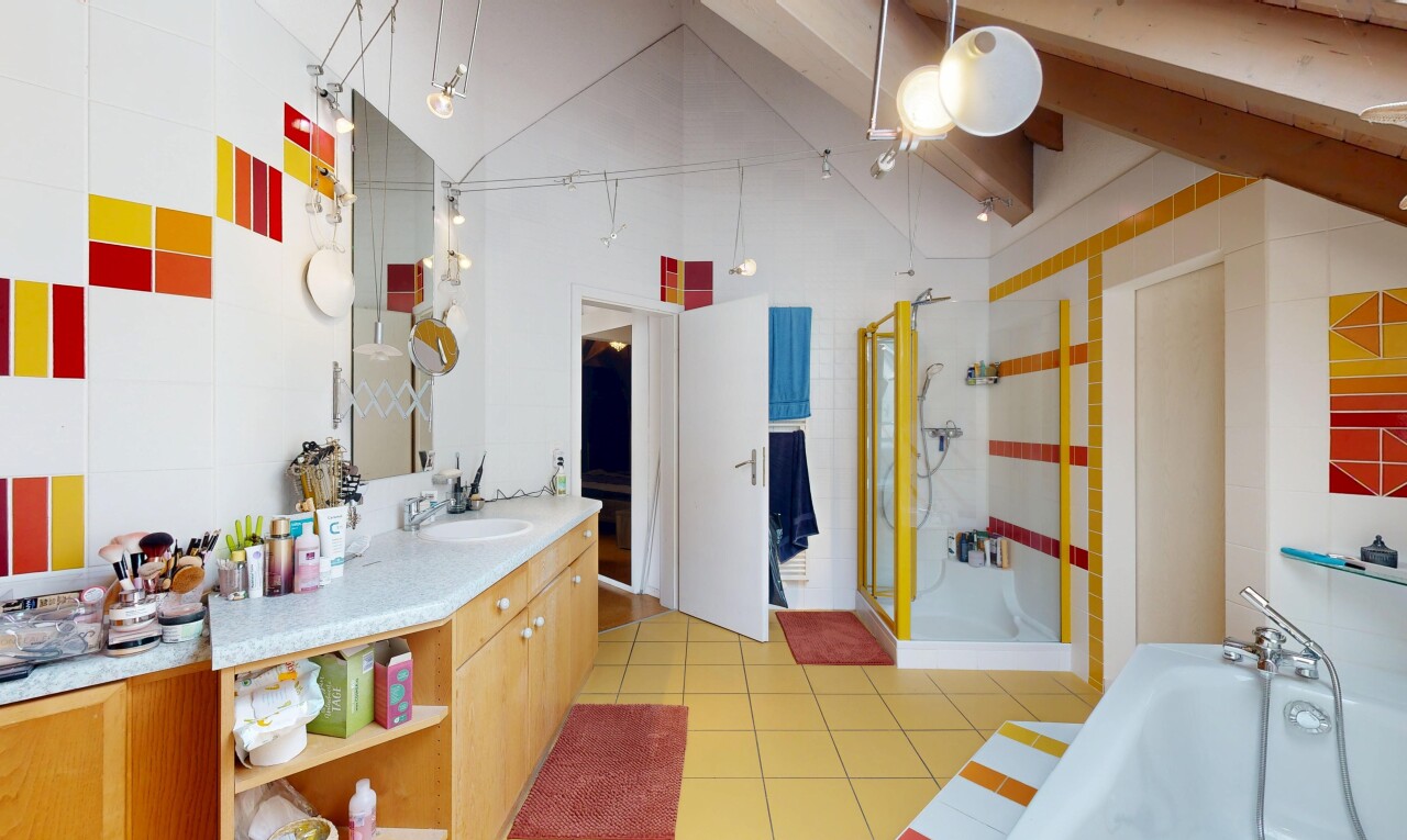 bad mit bad, dusche, vaulted ceiling, dachschräge, und waschbecken