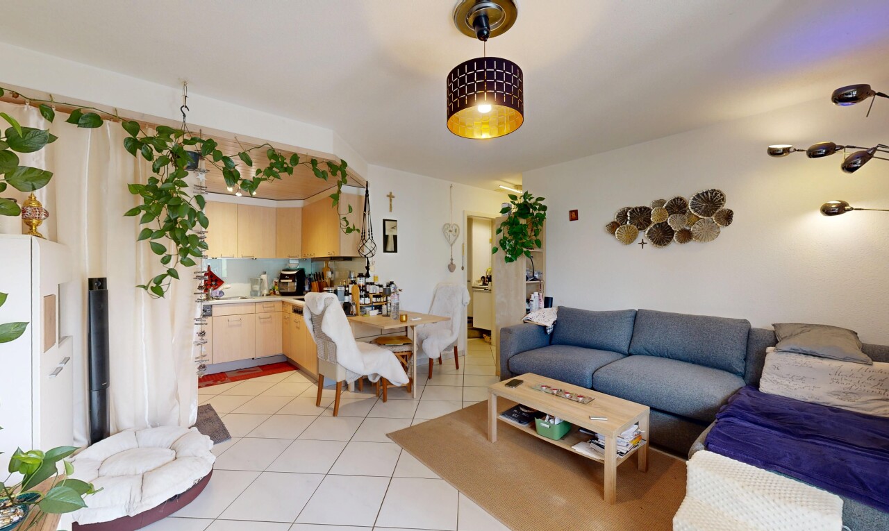 wohn- / esszimmer mit drywall, gipskartonwand, tile floor, fliesenboden, und inside property